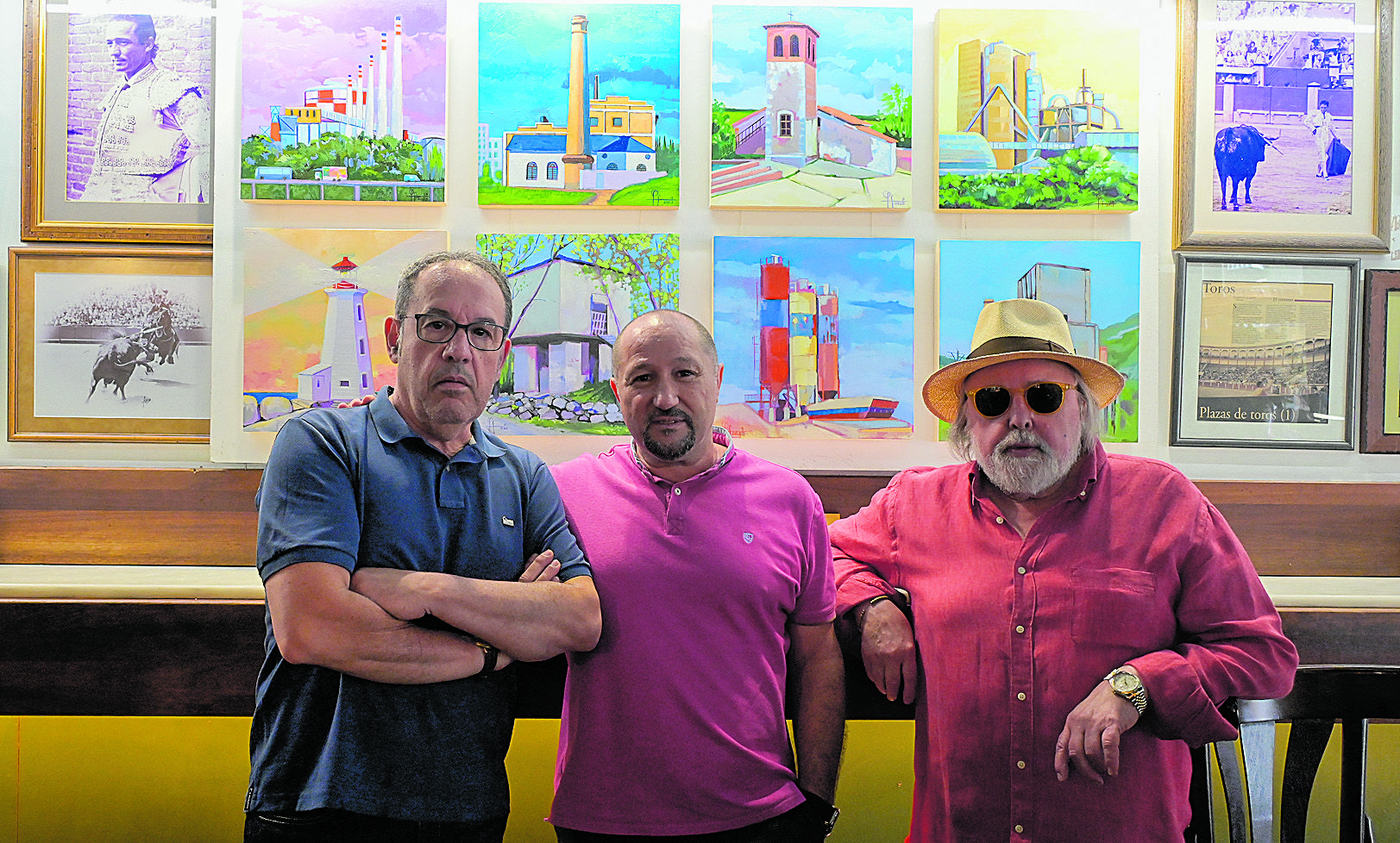 Pablo Martínez y Juan Carlos Uriarte arroparon al artista de Cistierna y afincado en El Bierzo, Quique Sánchez (centro), en el Camarote Madrid. | MAURICIO PEÑA