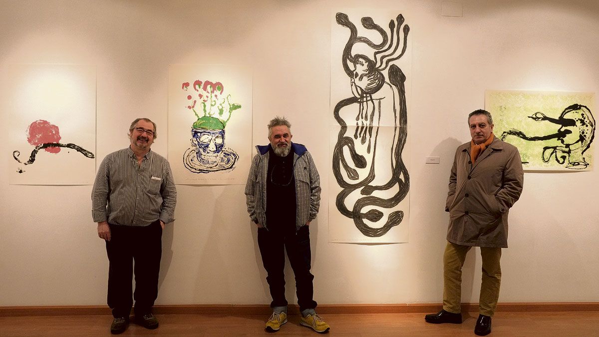 El artista leonés Nino Cabero flanqueado por Luis García y Adolfo Alonso Ares, ayer en el CLA. | DANIEL MARTÍN