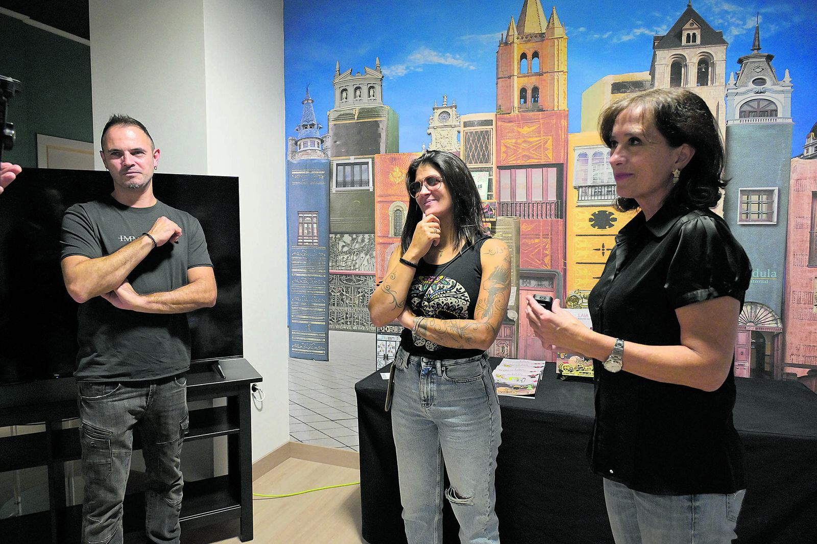 El recién inaugurado Centro Cultural Péndula acogió el acto de presentación de las 17 postales de Lolo. | MAURICIO PEÑA