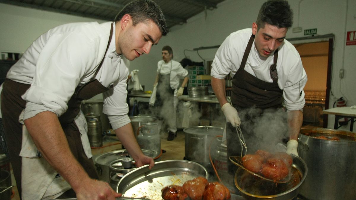 Dos cocineros durante la preparación de varios botillos. | CÉSAR SÁNCHEZ (ICAL)