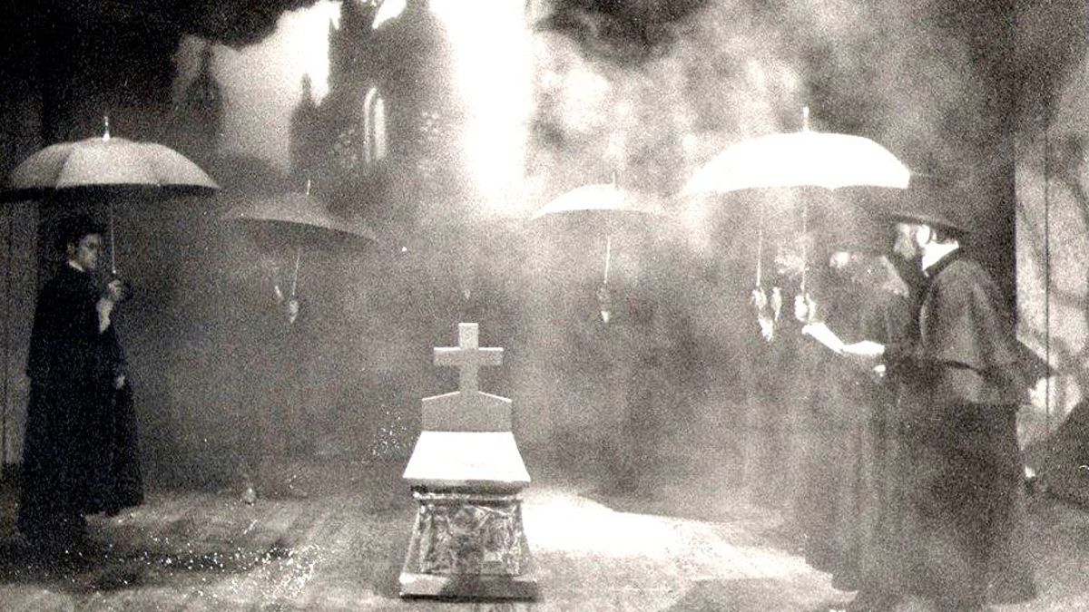 El entierro de Gil y Carrasco en el cementerio de Santa Eduvigis de Berlín en una de las escenas de la obra teatral 'Nocturnos con niebla', de Ovidio Lucio Blanco. | ICAL