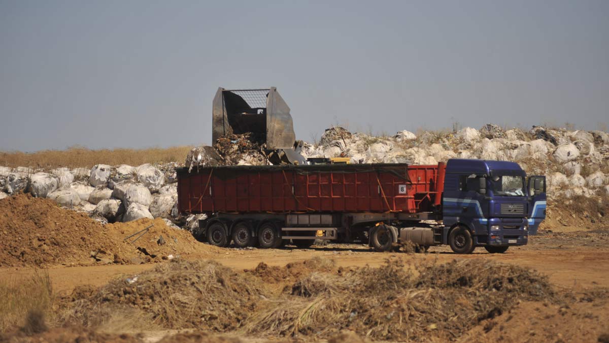 Traslado de basura desde Santa María del Páramo al Centro de Tratamiento de Residuos (CTR) de San Román de la Vega. | DANIEL MARTÍN