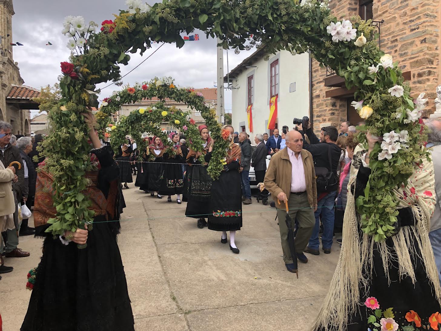 Foto de archivo de la tradicional romería de la Virgen de los Remedios de Luyego, que se celebra este fin de semana. | P.F.