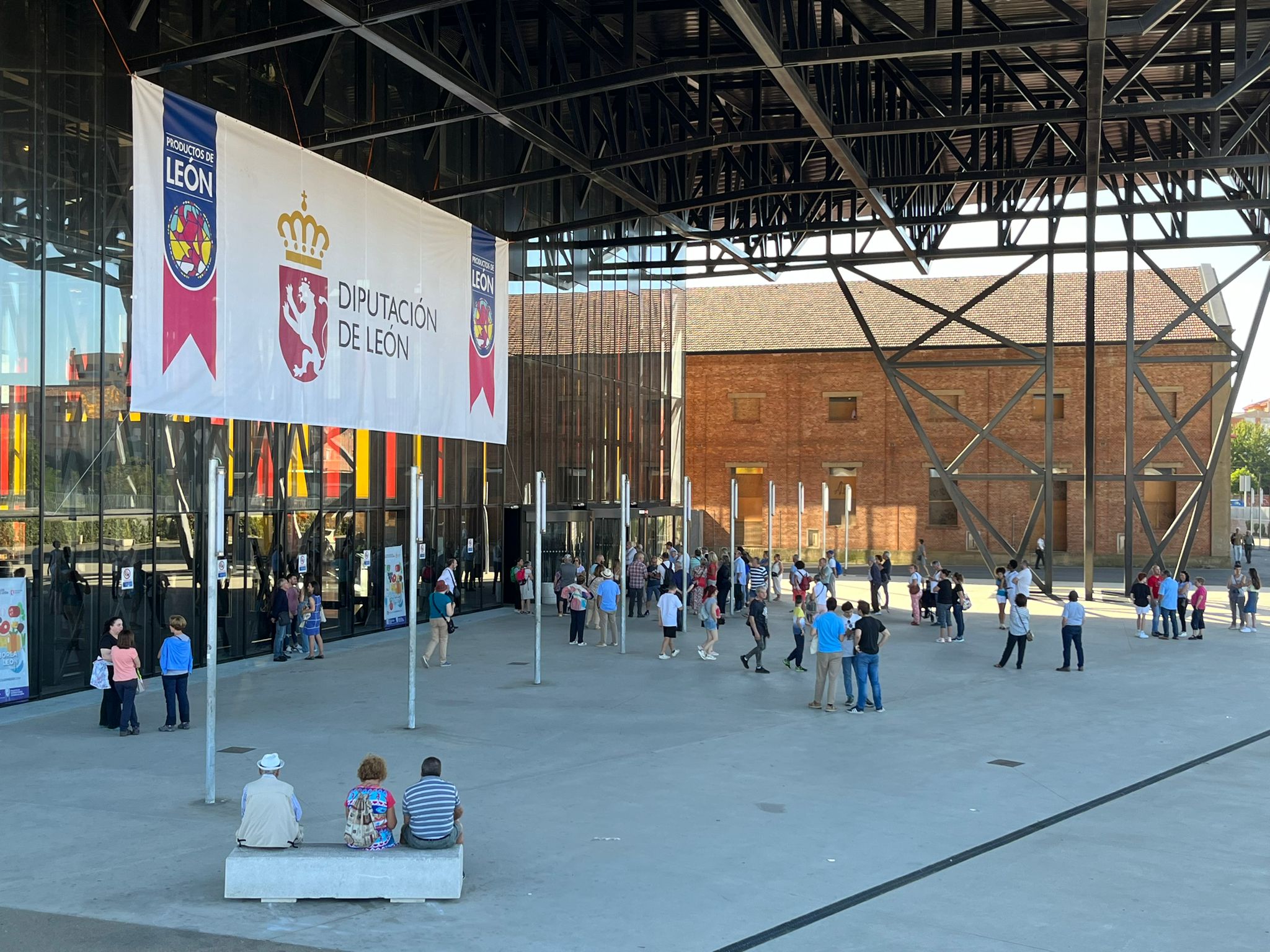 Decenas de personas esperaban este jueves la apertura de la Feria. | SAÚL ARÉN