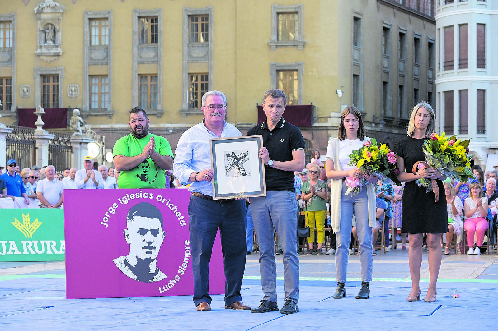 Los padres de Jorge Iglesias, Yolanda y Carlos, y su hermana Marina, reciben un recuerdo del presidente de la Federación de lucha, Ángel Rivero . | MAURICIO PEÑA