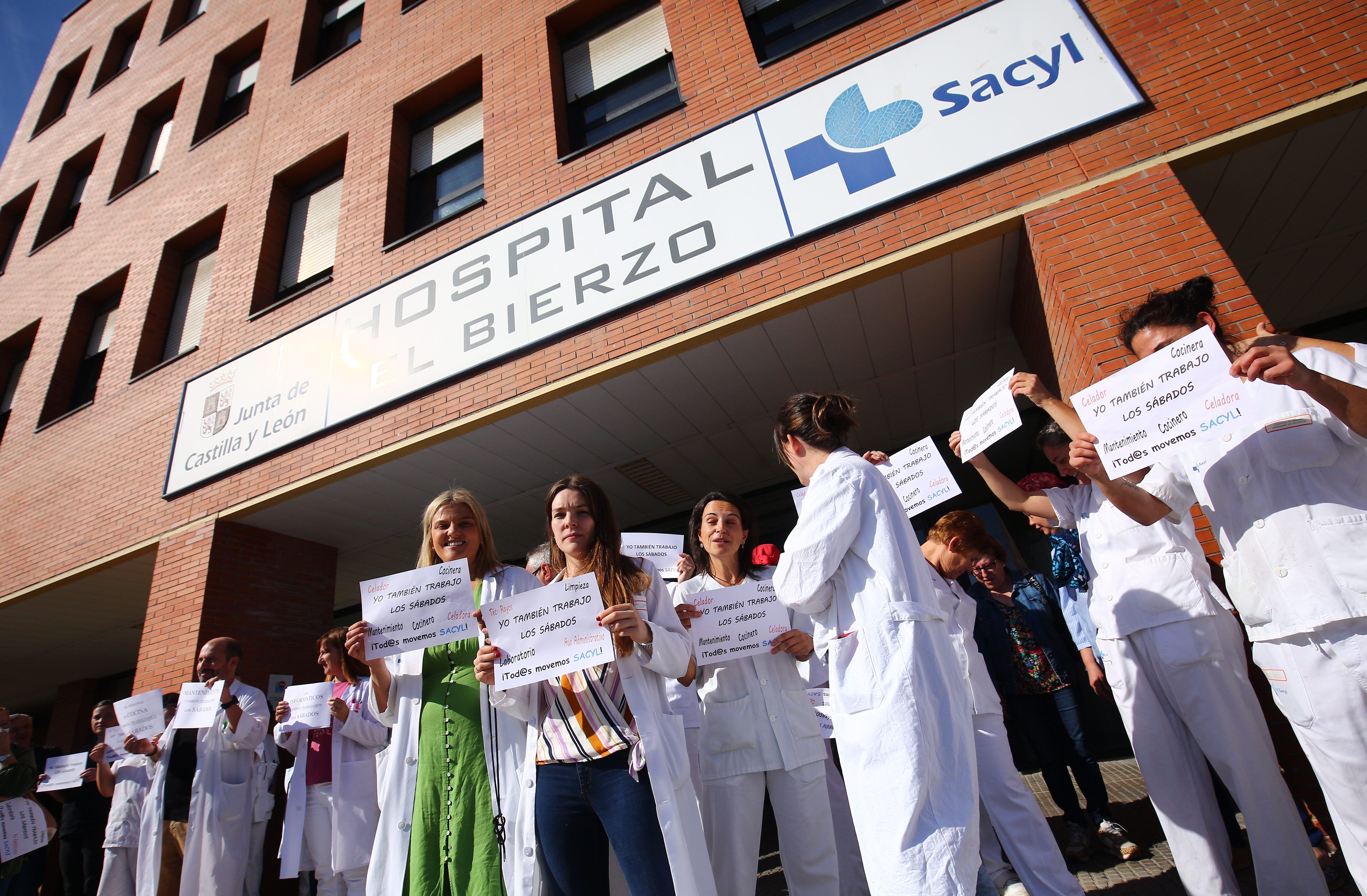 Manifestación a las puertas del Hospital El Bierzo. | ICAL