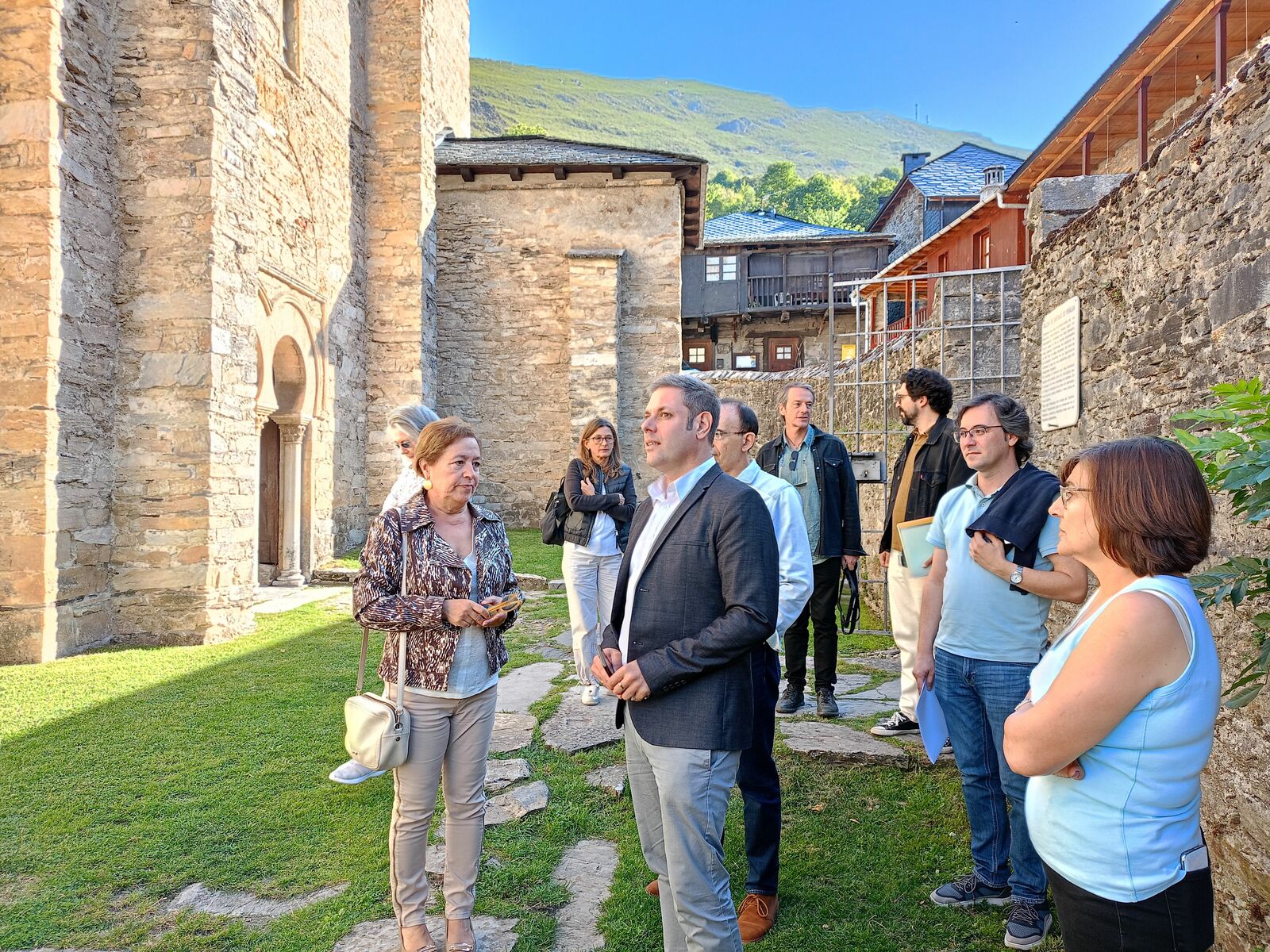 Visita al inicio de las obras en la iglesia de Peñalba.