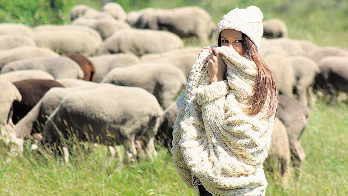 El valor histórico y cultural de la trashumancia es el que llevan a sus hilos y lanas desde la firma leonesa 'Made in Slow', que este lunes llega a Madrid.