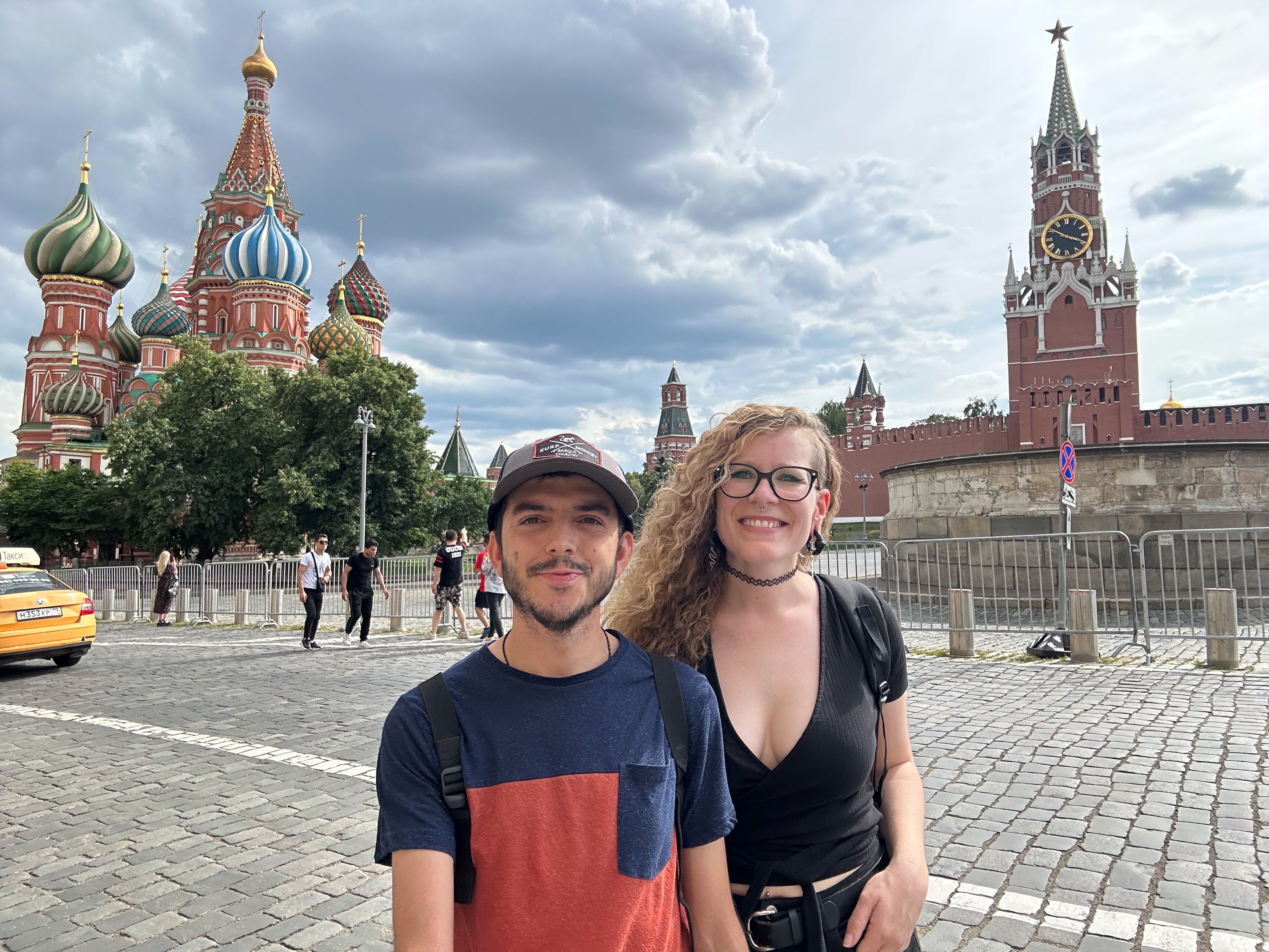 Los bañezanos de Sin Código Postal, Edu y Rocío, en la Plaza Roja de Moscú. | SIN CÓDIGO POSTAL