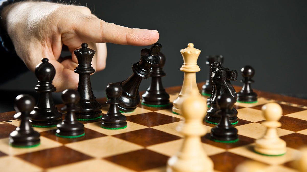 La Asociación de Familiares de Alzhéimer del Bierzo inicia una actividad terapéutica relacionada con el ajedrez. | L.N.C.