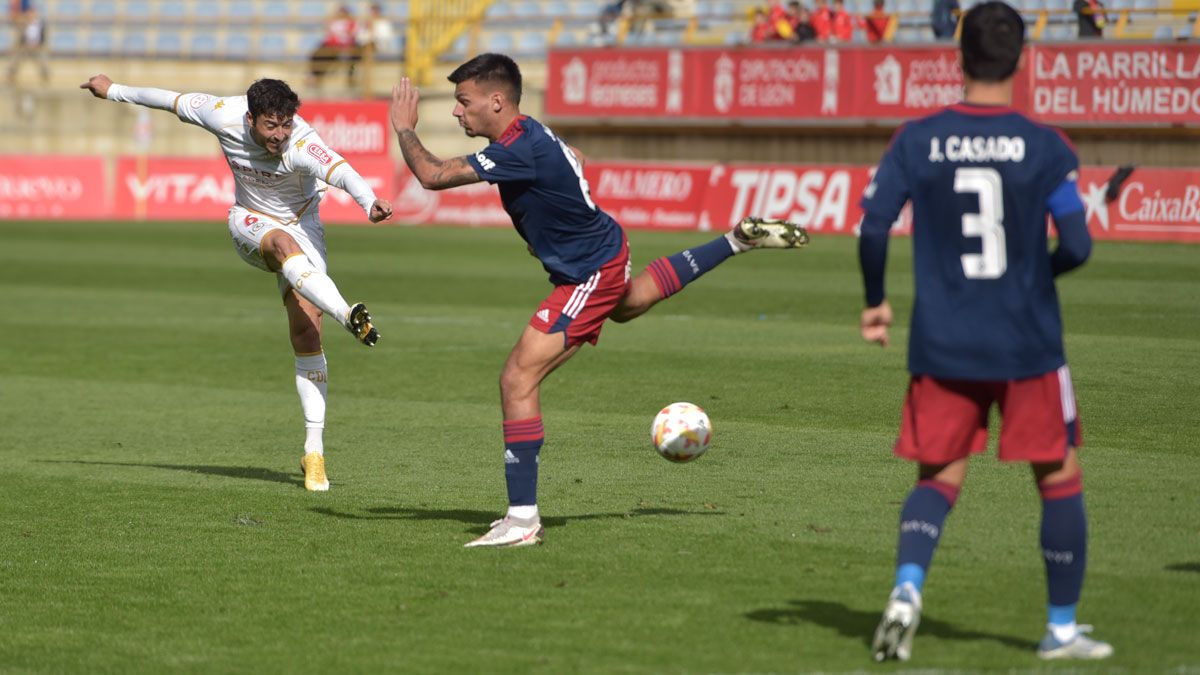 Kevin Presa dispara durante el último encuentro en León ante el Majadahonda. | SAÚL ARÉN