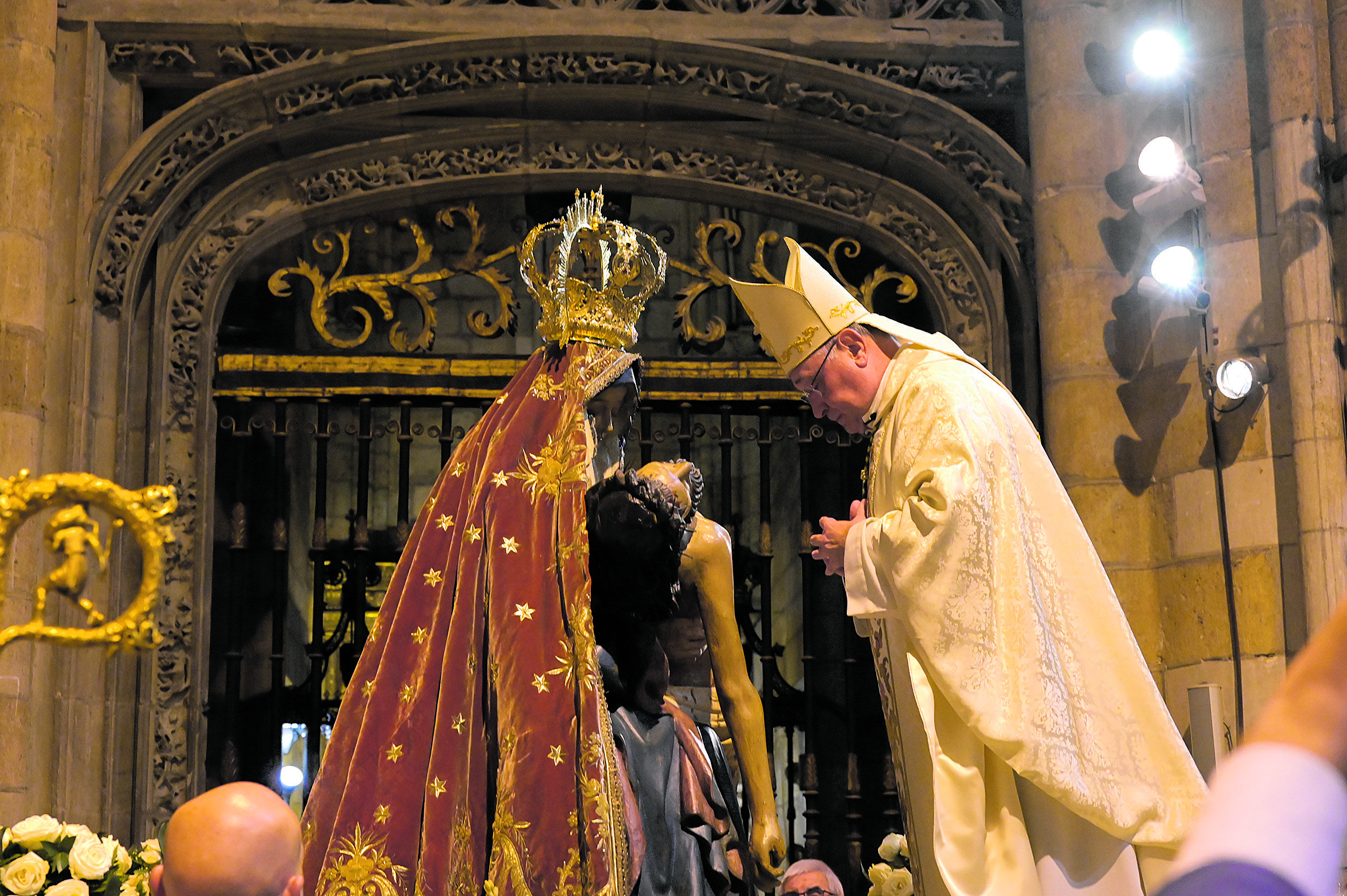 El obispo de León, Luis Ángel de las Heras, coronó canónicamente a la Virgen del Mercado en la Catedral. | MAURICIO PEÑA