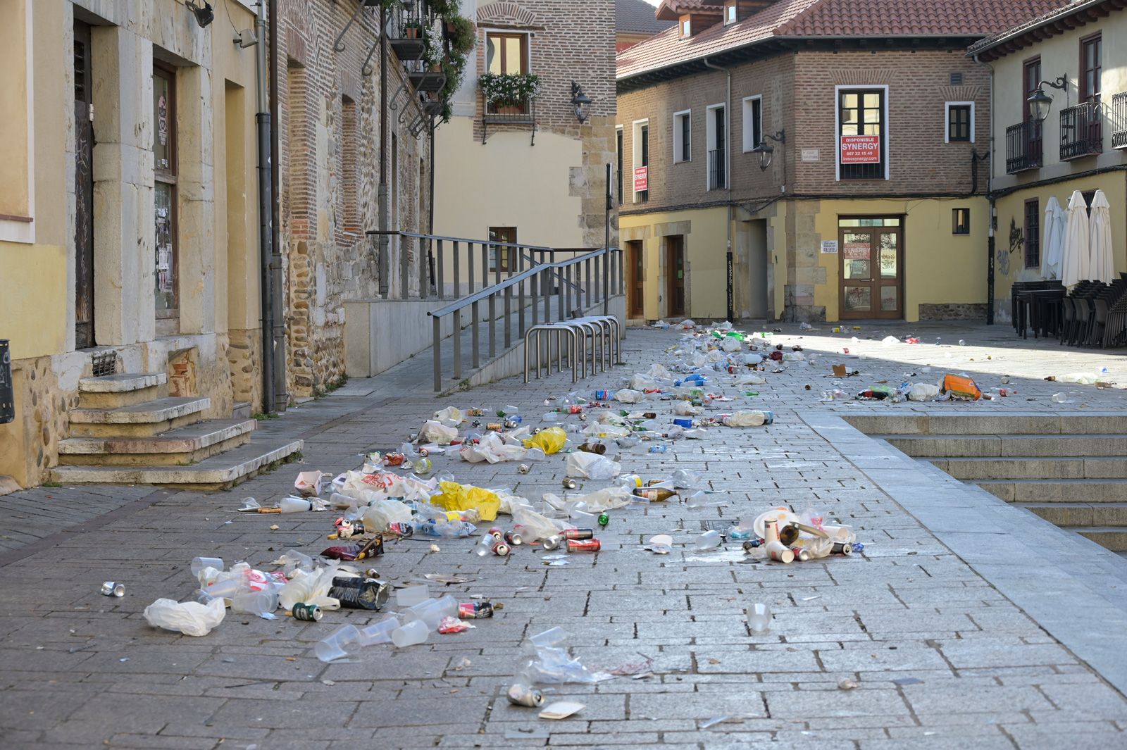 Estado que presentaba la plaza de Don Gutierre a primera hora de este domingo. | MAURICIO PEÑA