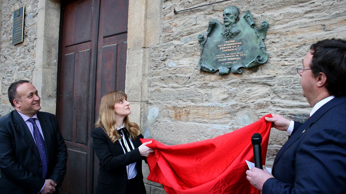 Sancho y Pereira destaparon este domingo la placa con el nombre del teatro. | César Sánchez (Ical)