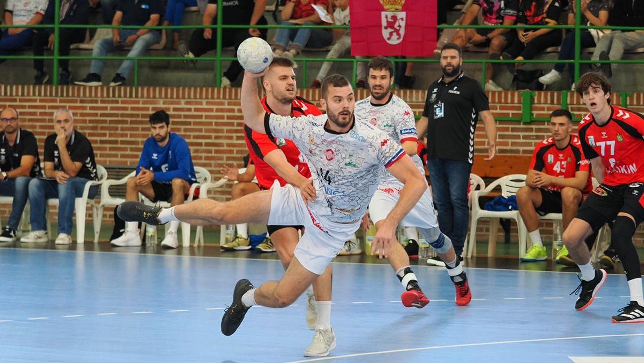 Milosavljevic lanza entre defensores del Granollers. | PABLO RIEGA