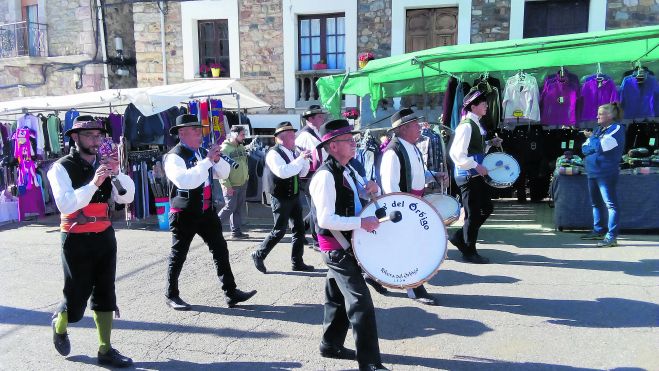 Pasacalles con el grupo de cultura tradicional Surcos del Órbigo. | E. NIÑO