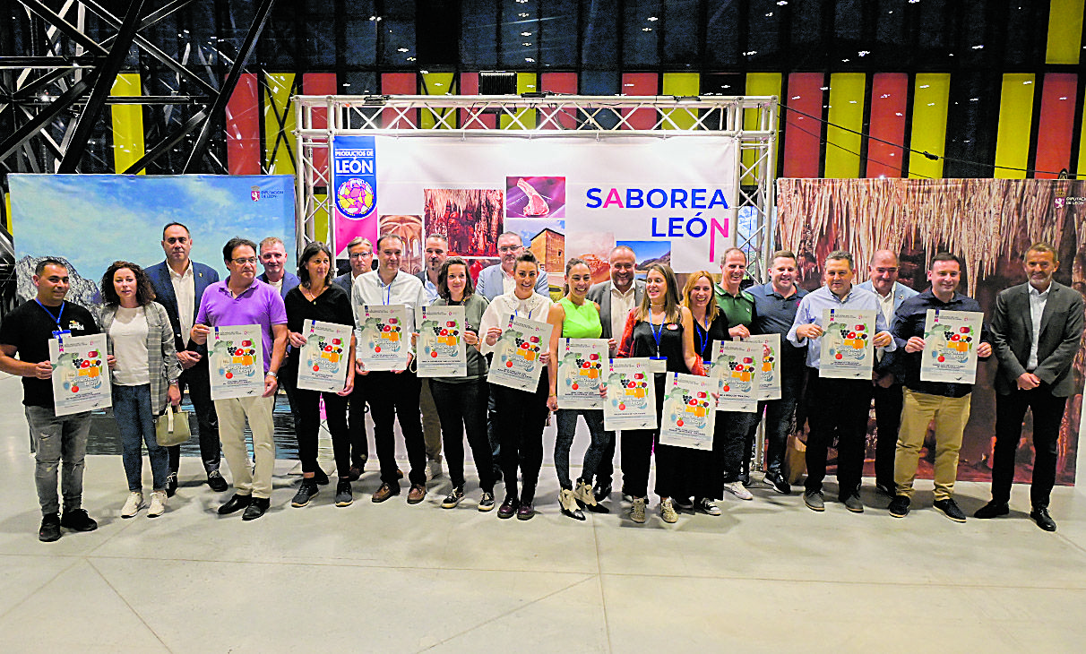 Foto de familia de las autoridades junto a los premiados en la Feria de los Productos de León. | MAURICIO PEÑA