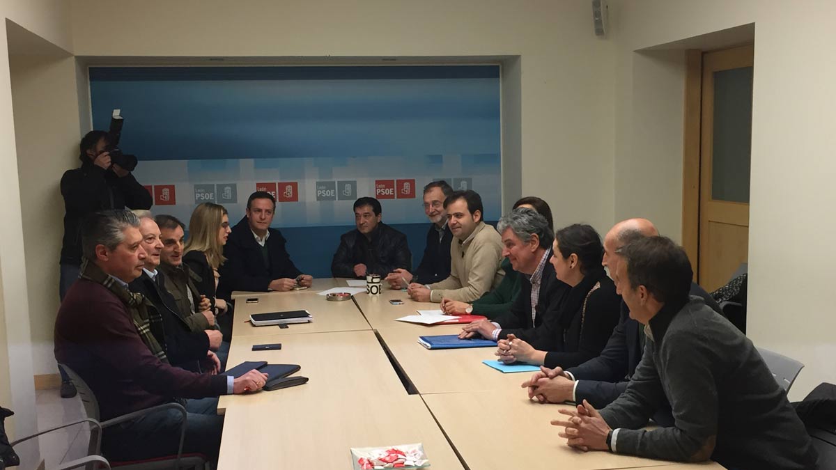 Reunión de alcaldes y concejales leoneses socialistas de los municipios afectados, este lunes en la sede del PSOE, a la que asistieron también el senador Palomo, la diputada Flórez y el secretario provincial de los socialistas leoneses, Tino Rodríguez.