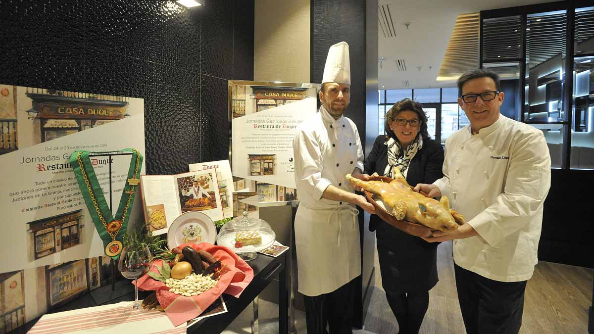 Marisa Duque, junto a su jefe de cocina, Carlos Martín, y el jefe de cocina de El Corte Inglés de León, Oswaldo López, durante las anteriores jornadas gastronómicas que celebraron en León.