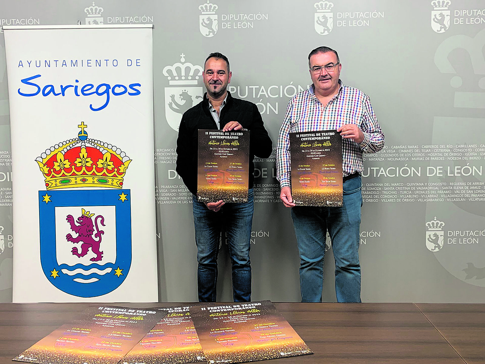 El diputado de Cultura, Emilio Martínez, junto al alcalde de Sariegos, Roberto Aller, en la presentación del II Festival de Teatro Contemporáneo. | L.N.C.