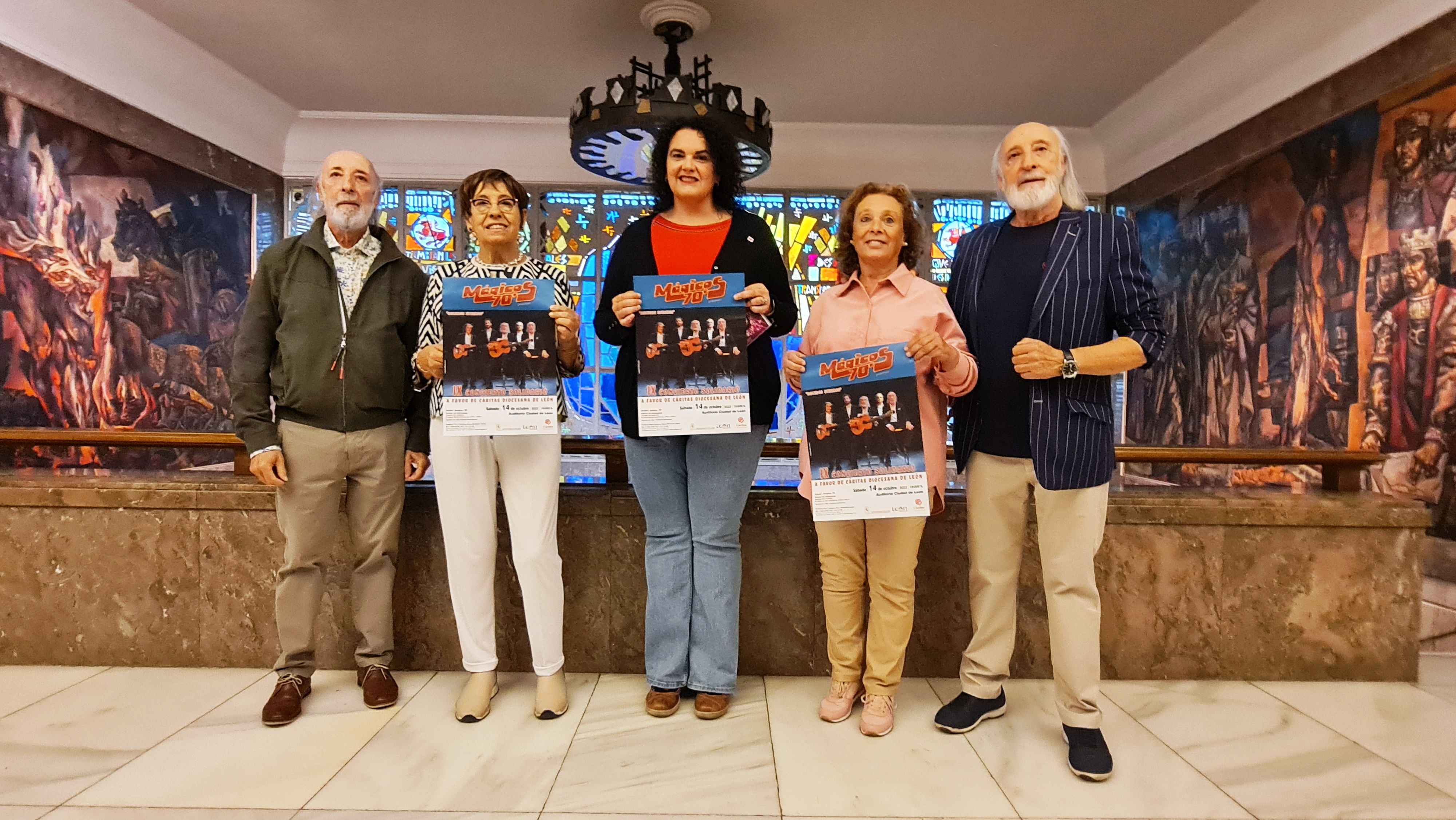 Elena Aguado y Vera López junto a la presidenta de Cáritas, Aurora Baza, y los hermanos Agustín y Esteban Quiñones. | L.N.C.