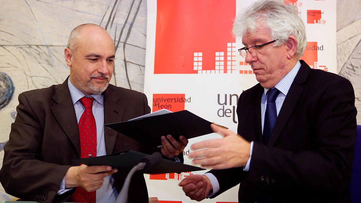 Firma del convenio marco entre el rector de la ULE, José Ángel Hermida (D) y el presidente de la Plataforma Tecnológica Española del CO2 (PTECO2), Javier Alonso (I). | CARLOS S. CAMPILLO (ICAL) Firma del convenio marco entre el rector de la ULE, José Ángel Hermida (D) y el presidente de la Plataforma Tecnológica Española del CO2 (PTECO2), Javier Alonso (I). | CARLOS S. CAMPILLO (ICAL)