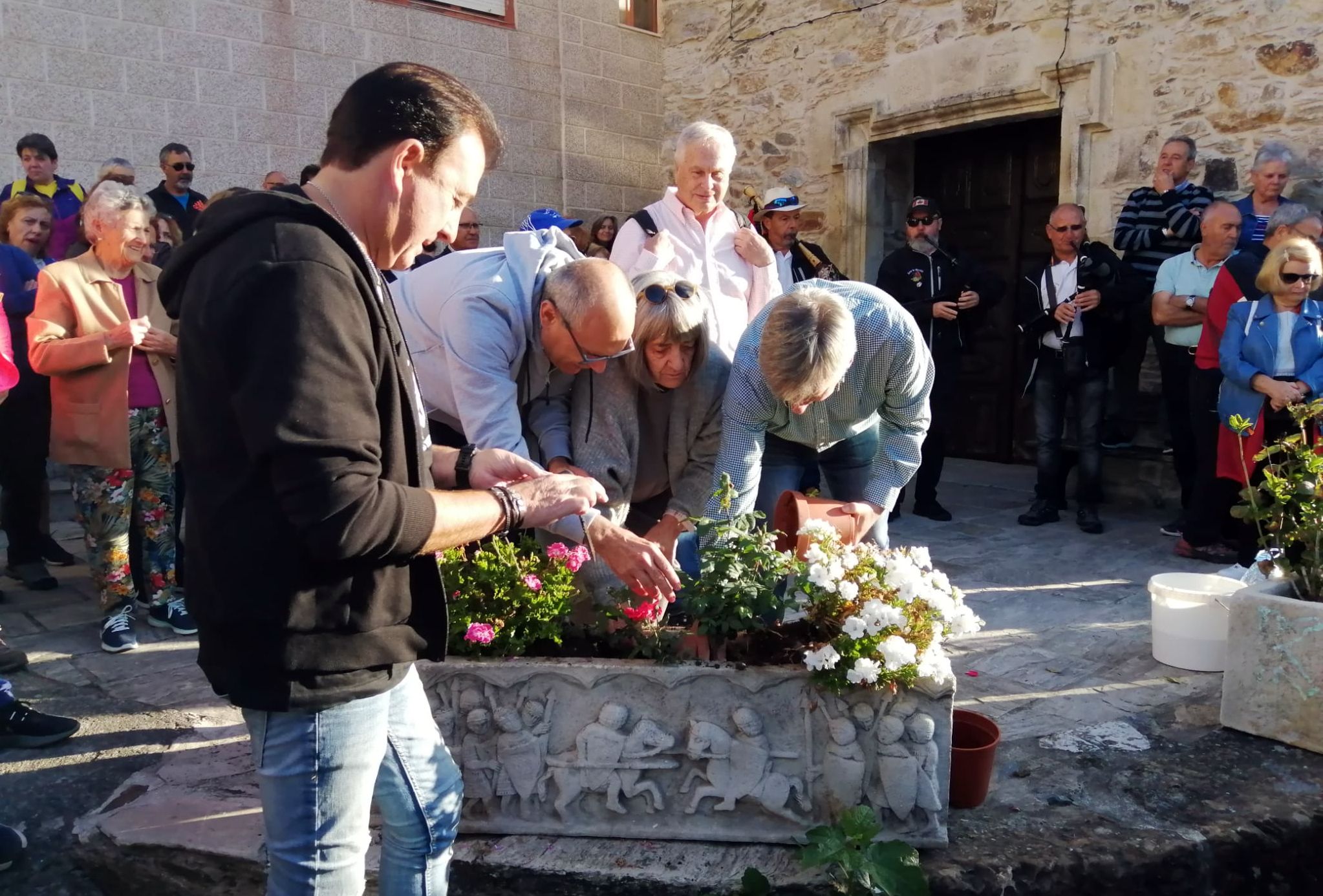 Los alcaldes de Santa Marina del Rey, Vega del Valcarce y As Nogais plantando rosas peregrinas. | L.N.C.