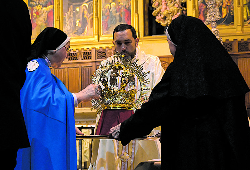 El párroco del Mercado, Manuel Fláker, junto a dos religiosas en la coronación de 'la Morenica' el 7 de octubre. | MAURICIO PEÑA