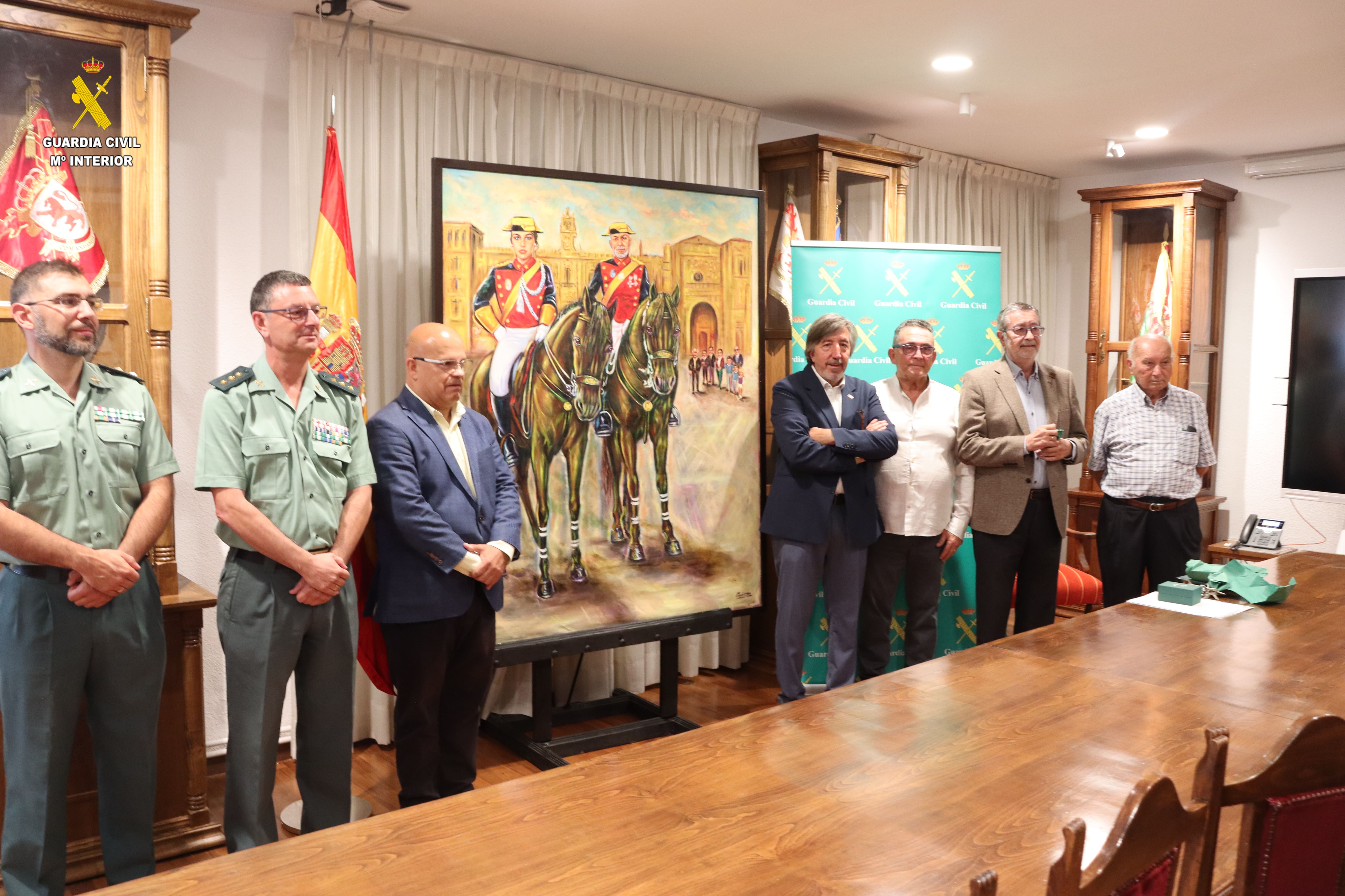 La Guardia Civil de León recibe un cuadro donado por la Junta Vecinal de San Cibrián de Ardón. | GUARDIA CIVIL