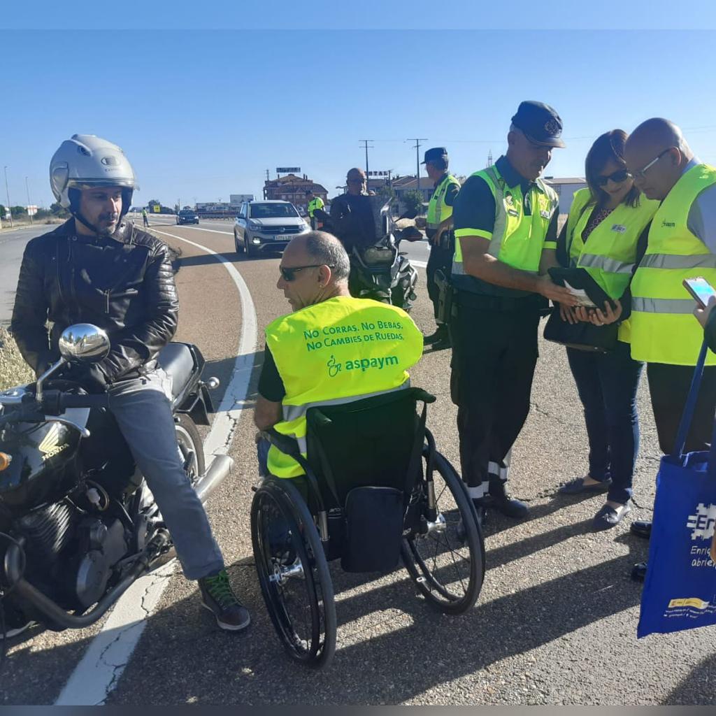 Uno de los controles de Tráfico y Aspaym para concienciar, este martes en Villadangos del Páramo. | L.N.C.