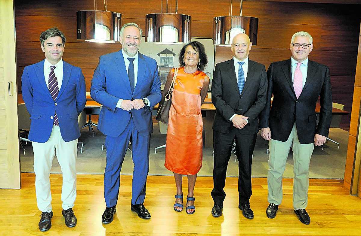 Carlos Pollán con los representantes de Unicaja y la Fundación Delibes. | L.N.C.