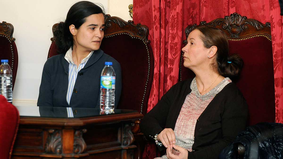 Montserrat y su hija, Triana, durante la lectura del veredicto del jurado popular. | POOL EFE (J. CASARES)