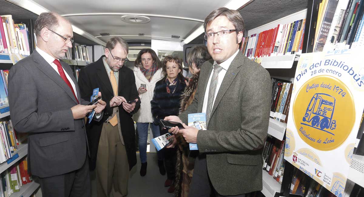 Teodoro Martínez, Roberto Soto y Emilio Orejas en el interior de uno de los bibliobuses de la Diputación.
