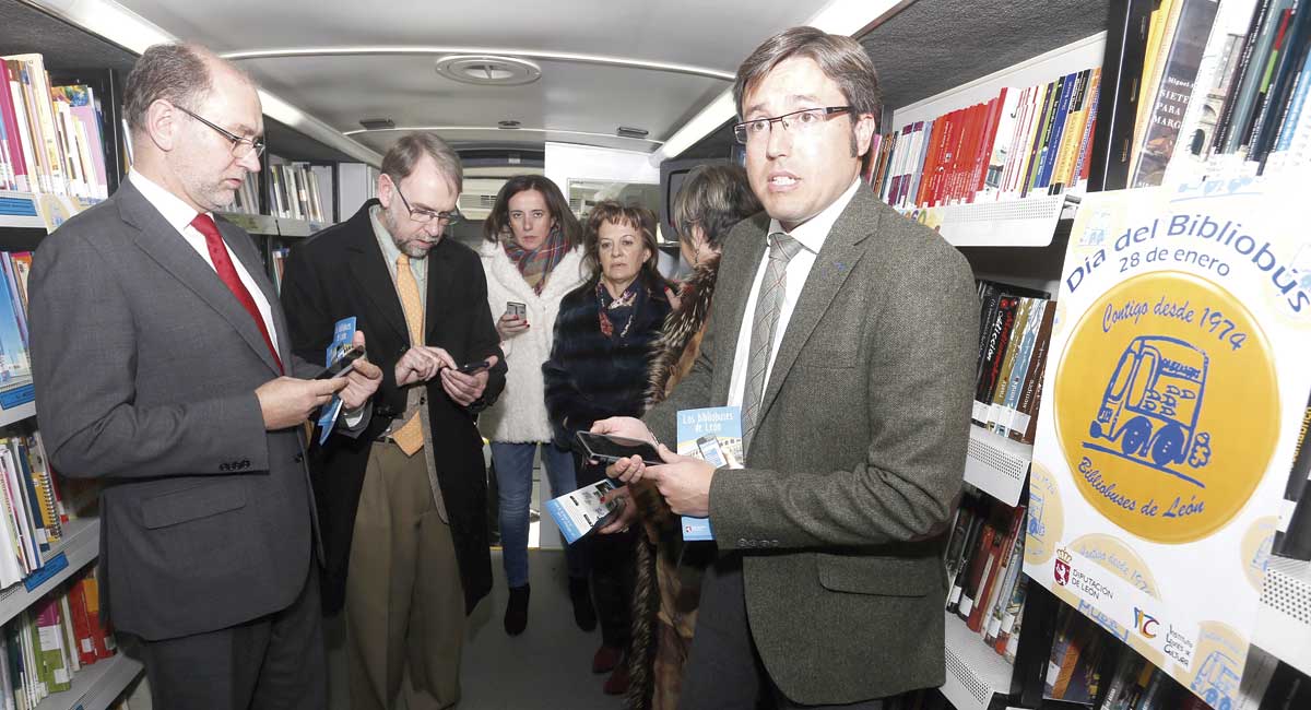 Teodoro Martínez, Roberto Soto y Emilio Orejas en el interior de uno de los bibliobuses de la Diputación. Teodoro Martínez, Roberto Soto y Emilio Orejas en el interior de uno de los bibliobuses de la Diputación.