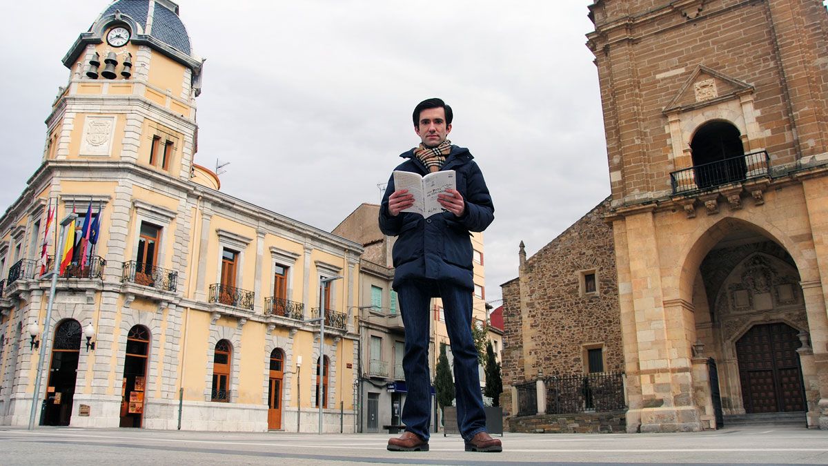El periodista y autor de la publicación Pedro J. Abajo en La Bañeza, donde ejerce la corresponsalía de La Nueva Crónica.
