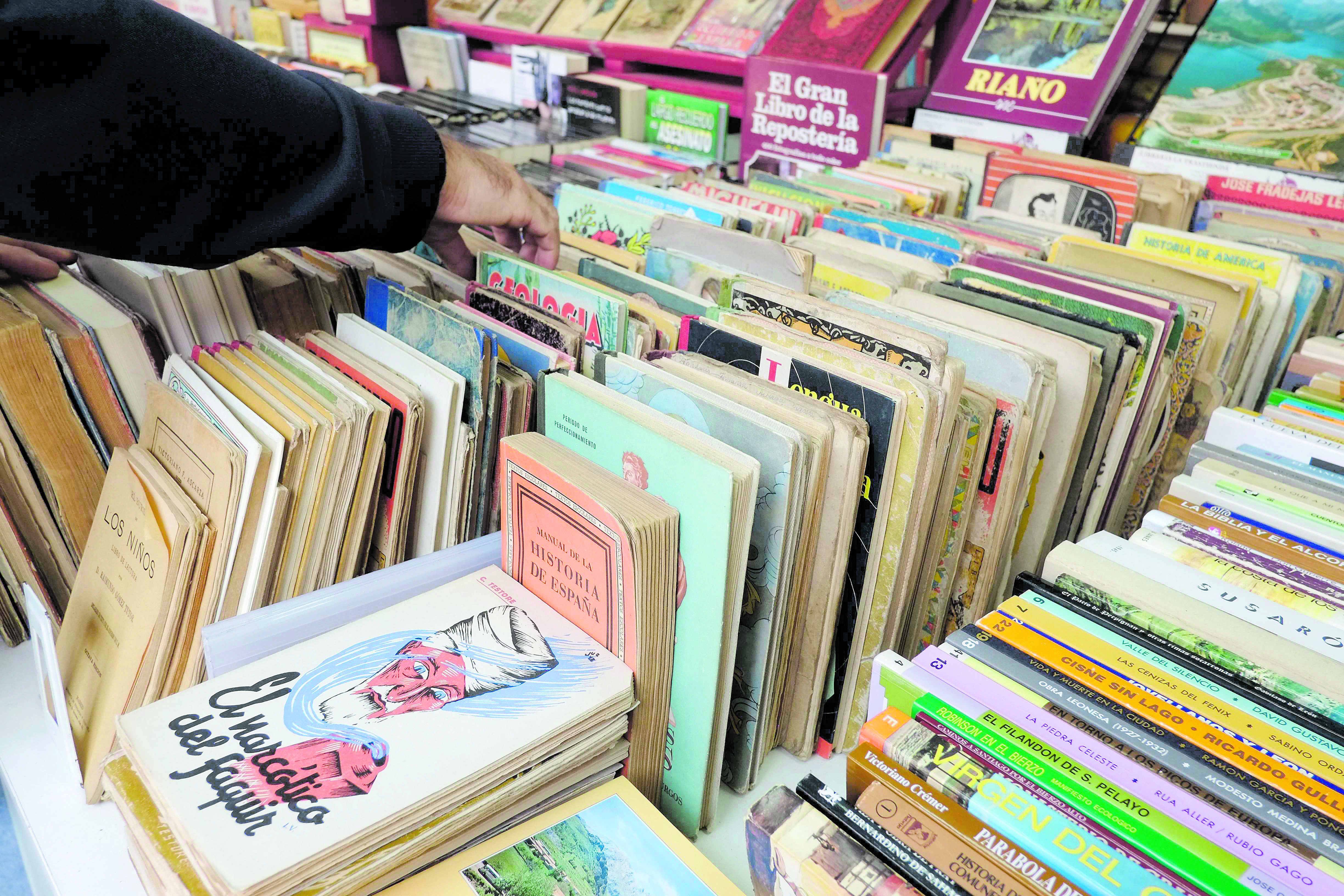 La Feria del Libro Antiguo y de Ocasión pondrá a la venta más de 60.000 ejemplares en las nueve librerías participantes. | DANIEL MARTÍN