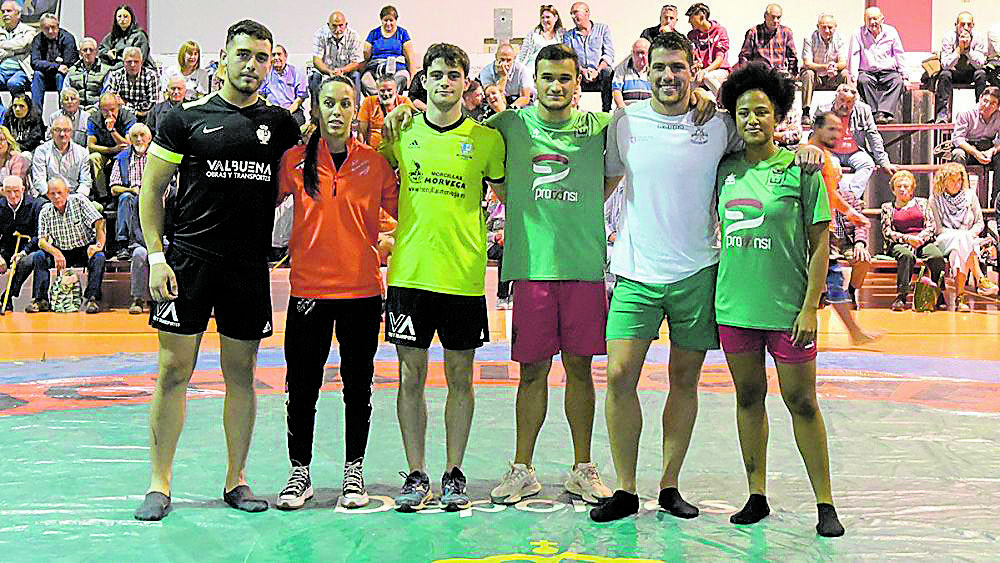 La foto de los campeones de Liga de 2022 en Boñar, con Pedro Alvarado, Priscila, David Riaño, Luzma y Adri;falta Cecilia que estaba de Erasmus. | SAÚL ARÉN