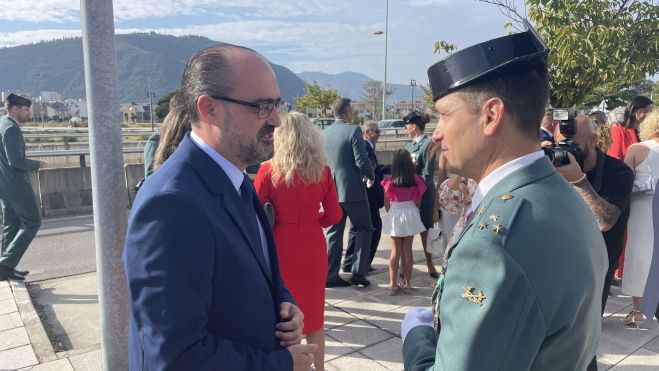 Marco Morala saluda a Juan José Cadenas en los instantes previos a la misa. | Javier Fernández