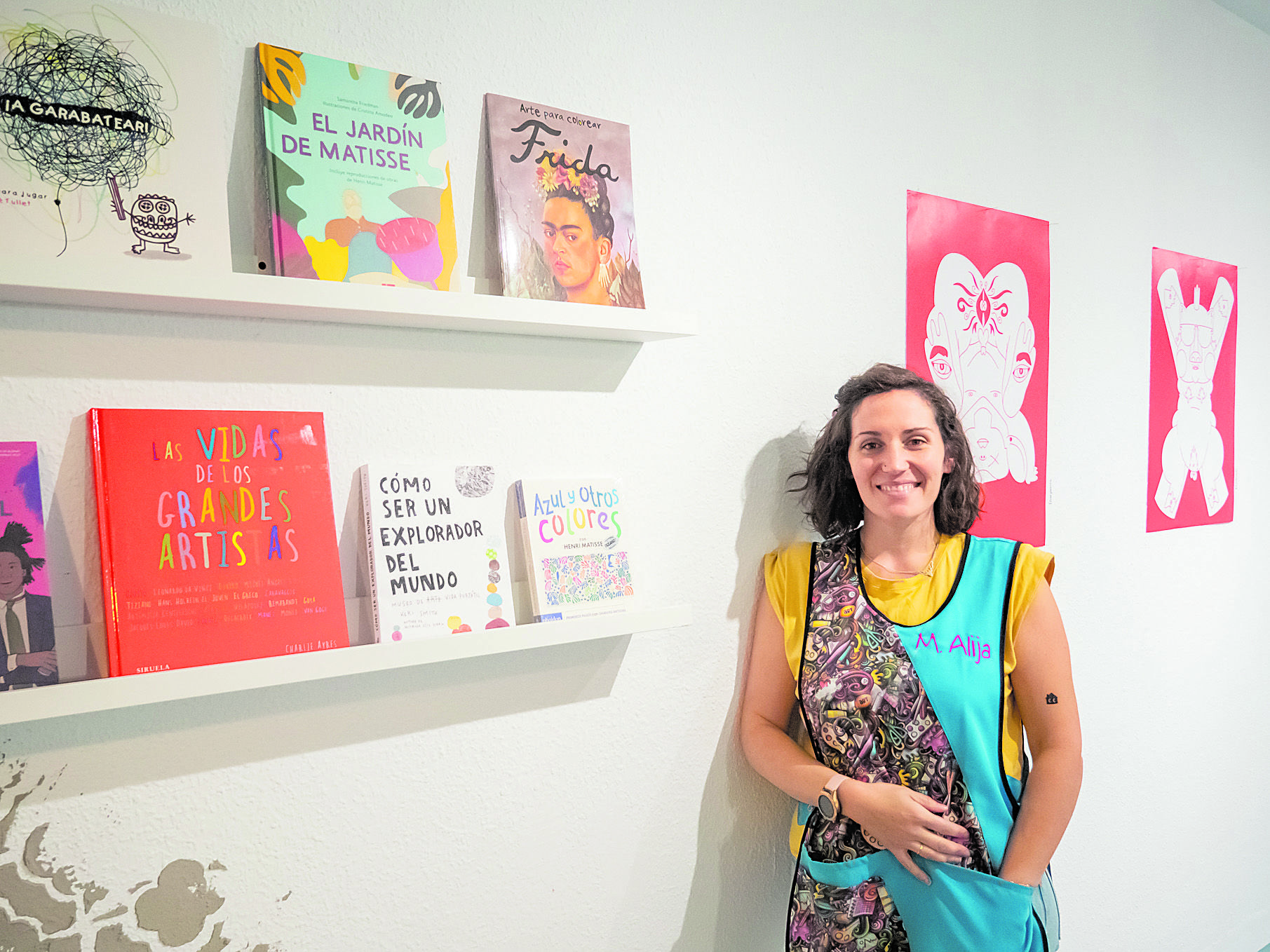 Mónica Alija en el nuevo espacio cultural ‘La Cabaña, donde imparte clases de pintura y acoge exposiciones de artistas emergentes. | VICENTE GARCÍA