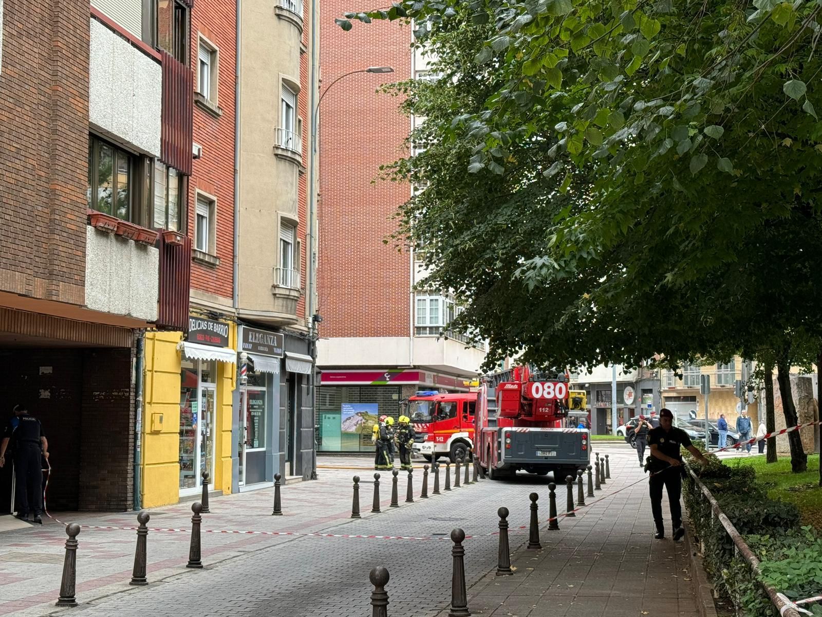 Los efectivos municipales se han desplazado hasta la calle Santa Ana. | L.N.C.