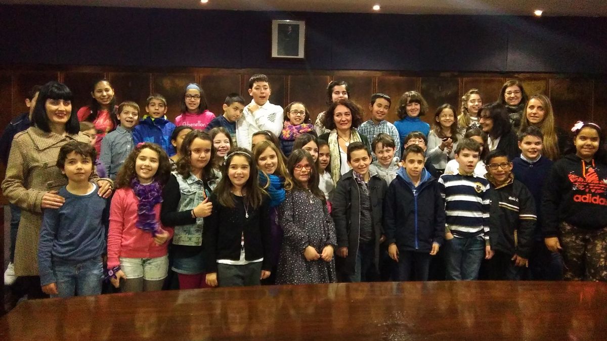 Profesores y alumnos del colegio Navaliegos, junto a la alcaldesa y la teniente de Alcalde en una foto de familia en el salón de plenos. | D.M.