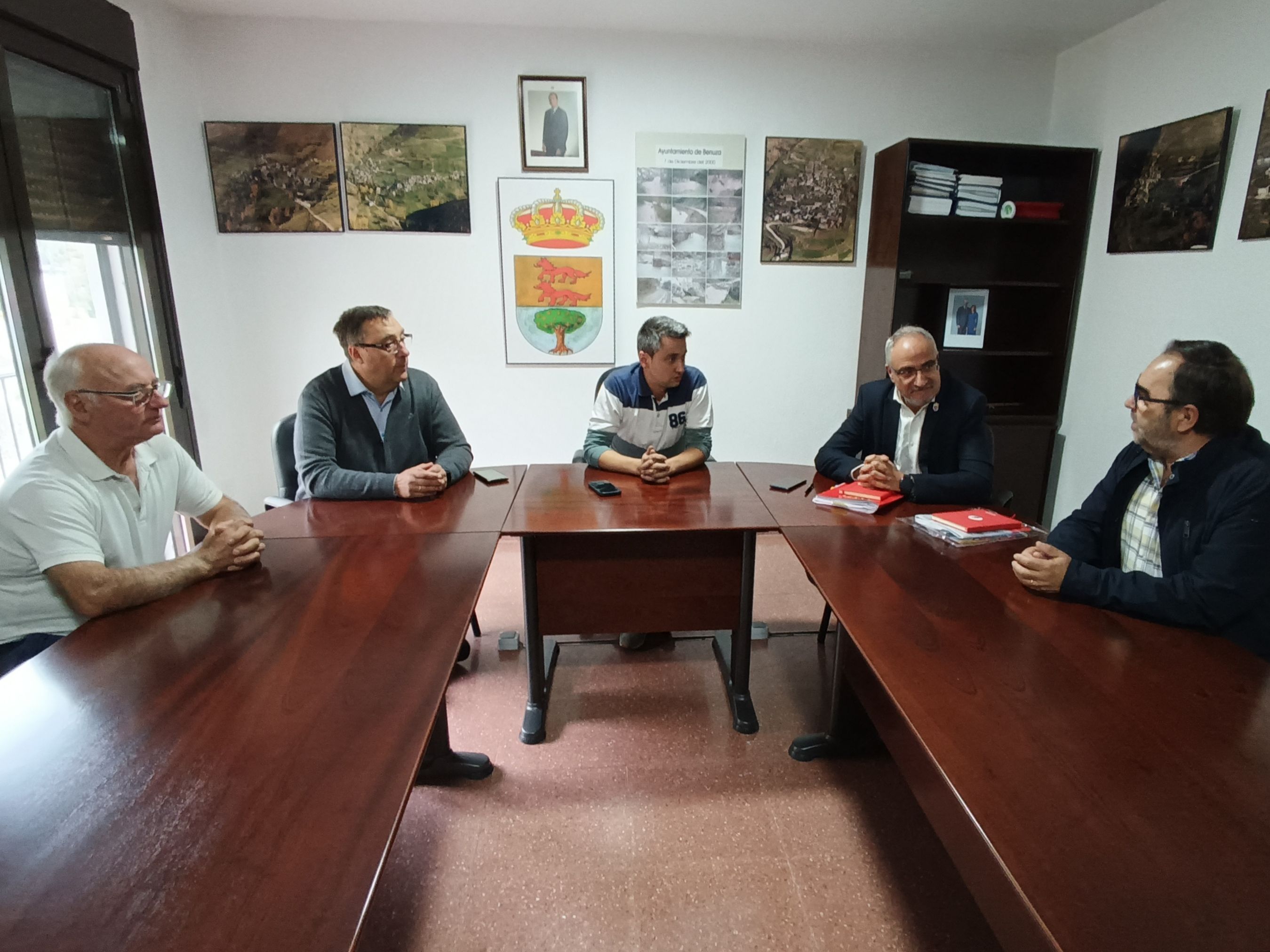 Visita de la delegación del Consejo Comarcal a Benuza.