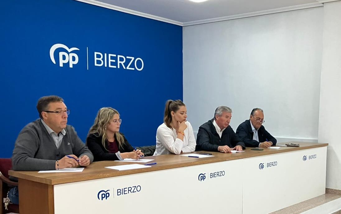 Reunión celebrada en la sede del PP de Ponferrada.
