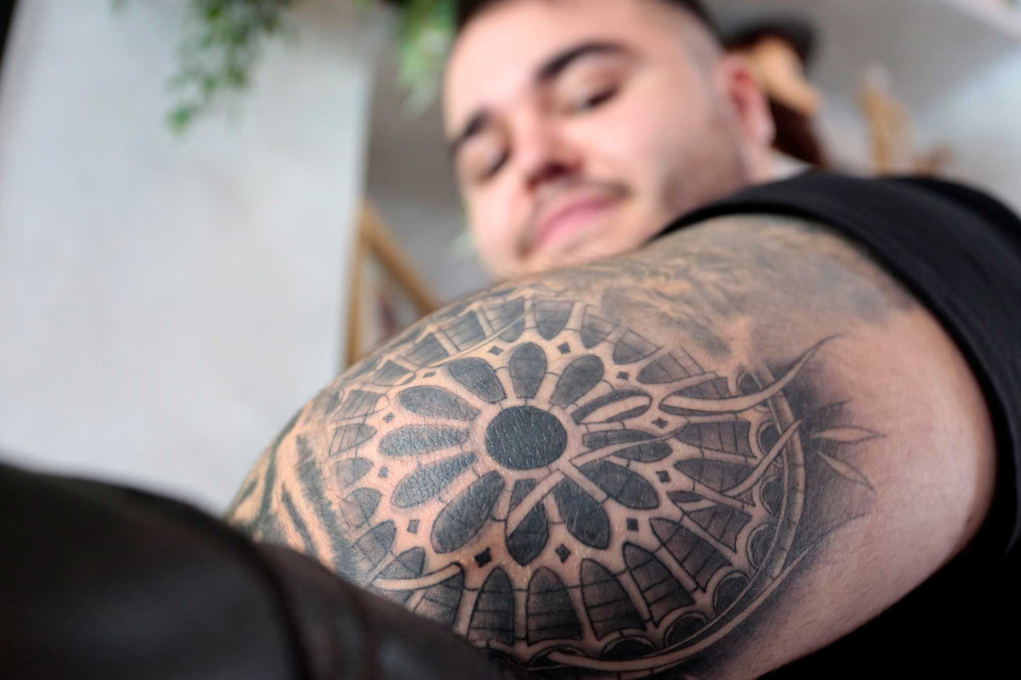 El DJ Eric García lleva el rosetón de la Catedral tatuado en el brazo. | CAMPILLO (ICAL)