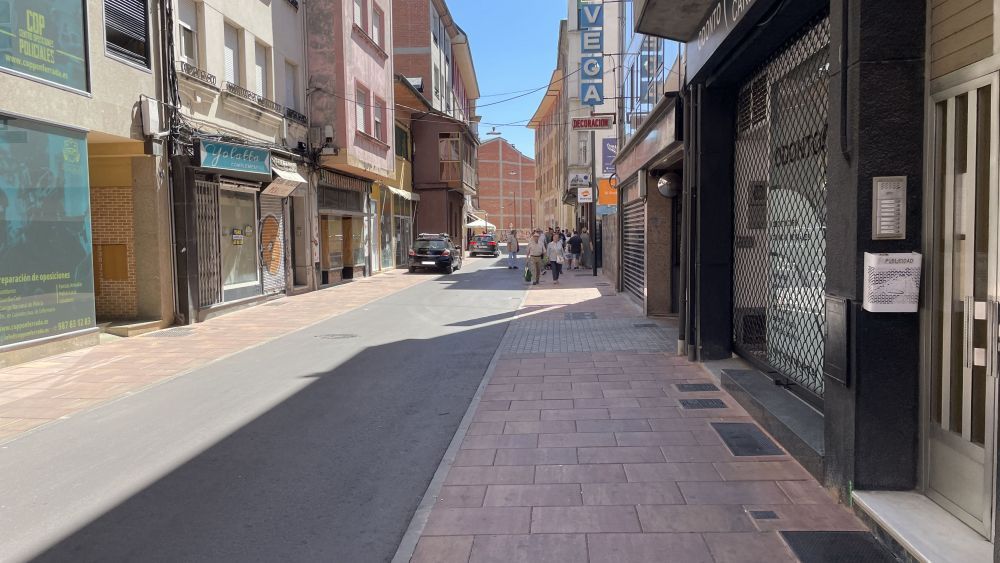 La calle Real de Ponferrada está actualmente abierta al tráfico. | Javier Fernández