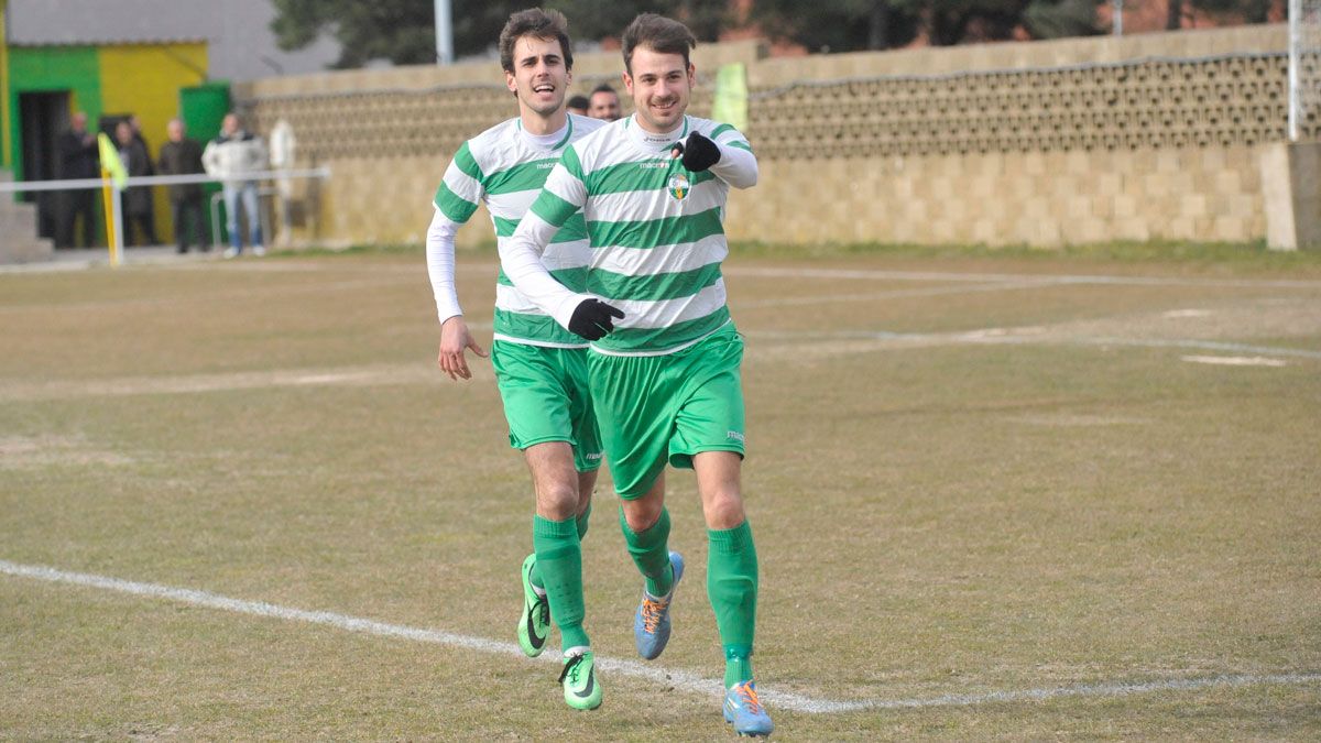 Mario Visa celebra uno de sus goles con La Virgen. | DANIEL MARTIN
