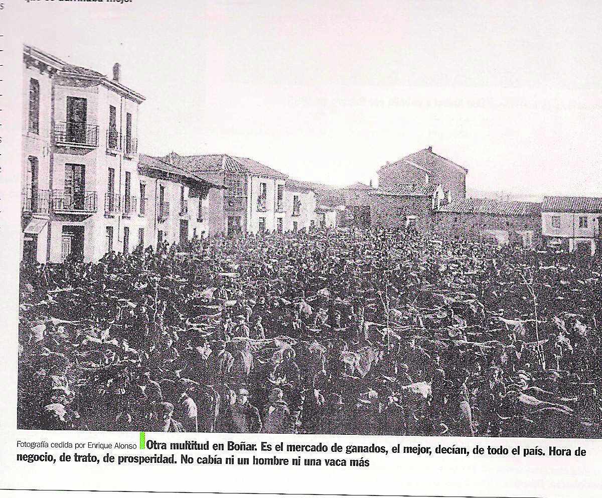 Histórica imagen de una abarrotada Feria del Pilar en Boñar. | L.N.C.