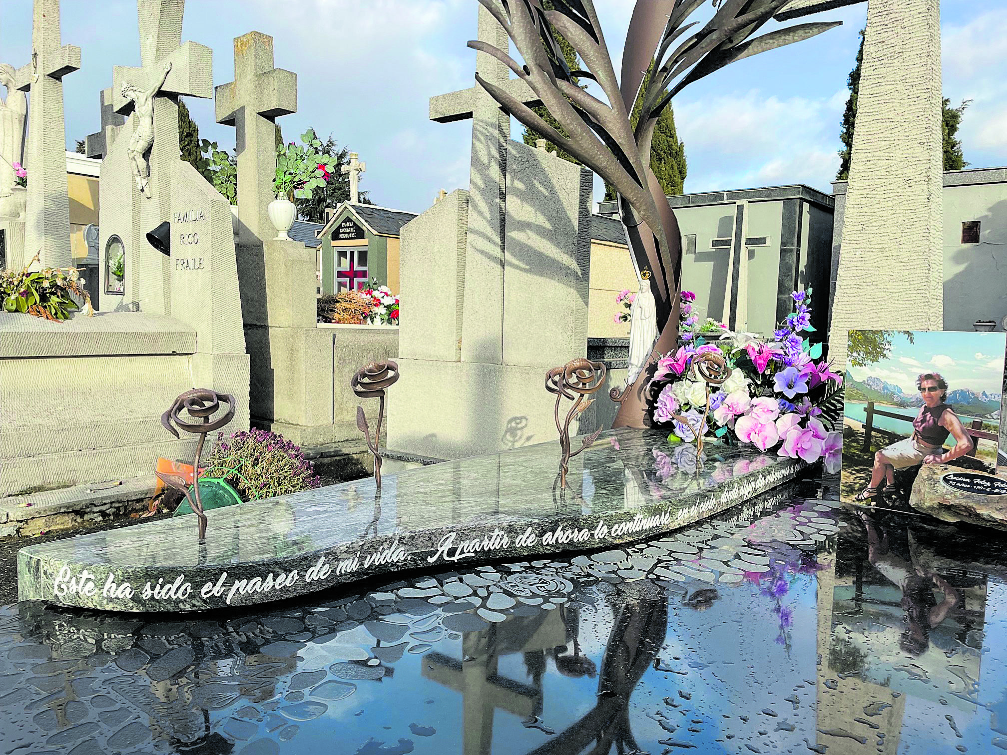 El panteón de la que fuera muchos años panadera de Riaño con una frase, "este ha sido el paseo de mi vida".