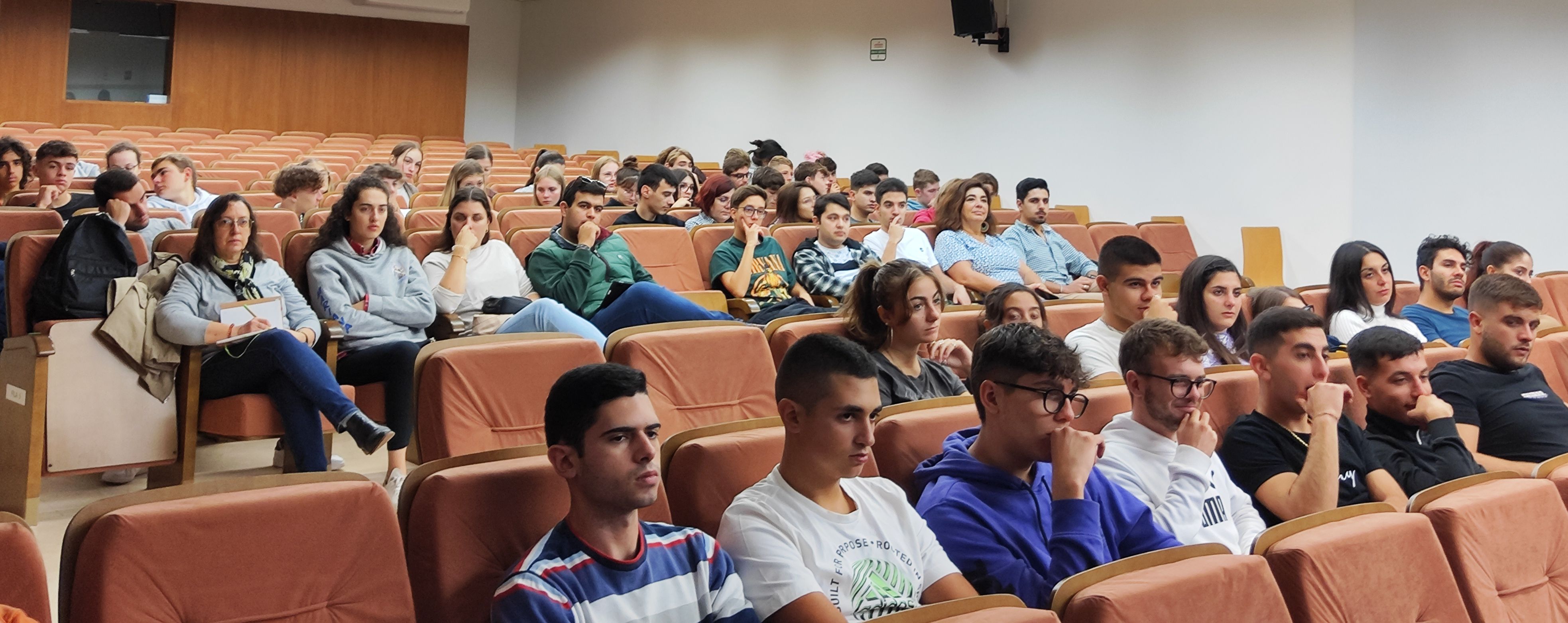 Llegada de los alumnos de Erasmus al campus de Ponferrada.