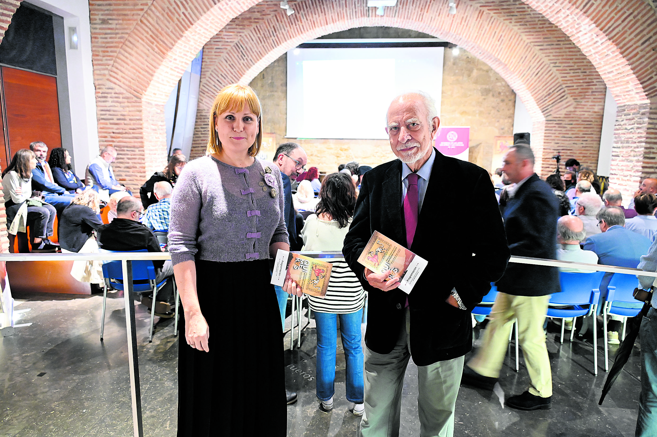 La comisaria del festival, Natalia Álvarez, y el autor José María Merino en el primer día de Quimeras. | SAÚL ARÉN
